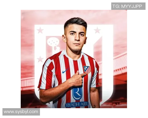 足球明星展现成熟魅力的微笑瞬间与背后的故事